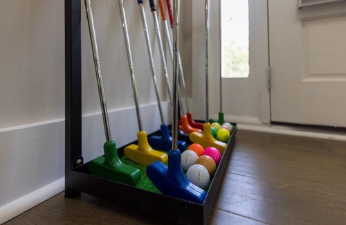 Gainesville House | Hole in 1