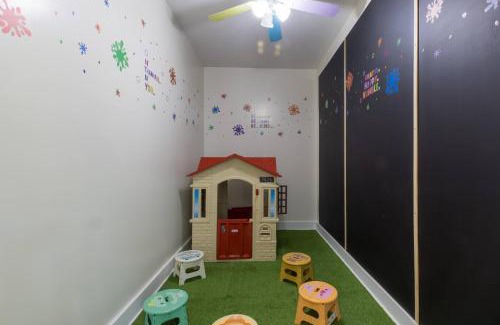 Gainesville House | Hole in 1