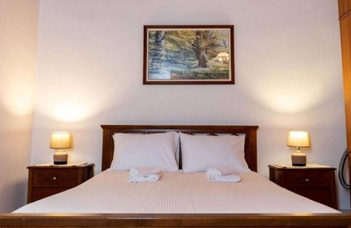 Vamvakopoulo House | Holiday Home 'House Beside Lemon Tree' with Private Terrace, Wi-Fi and Air Conditioning
