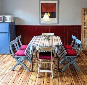 Leopoldshagen House | Holiday Home Kapitänshaus Leo by Interhome