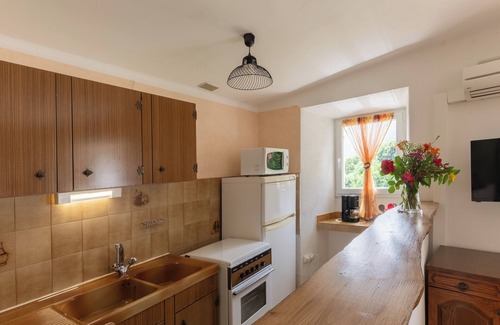 Gravieres Cottage | Holiday Home 'La Bergerie' with Mountain View, Shared Pool and Air Conditioning