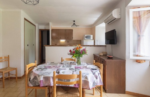 Gravieres Cottage | Holiday Home 'La Bergerie' with Mountain View, Shared Pool and Air Conditioning