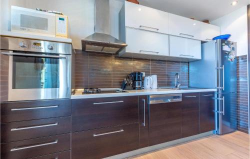 Veliko Brdo House | Holiday Home Veliko Brdo-Vrcani Bb Iii