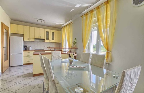 Valtura House | Holiday home with garden and air conditioning