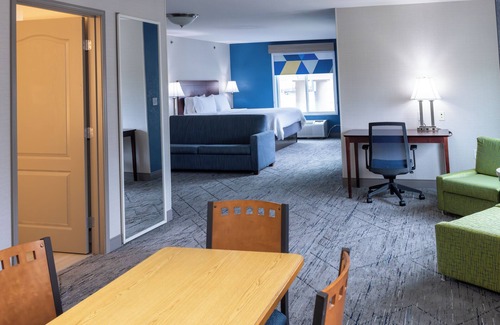 Wichita Hotel | Holiday Inn Express & Suites Wichita Airport by IHG