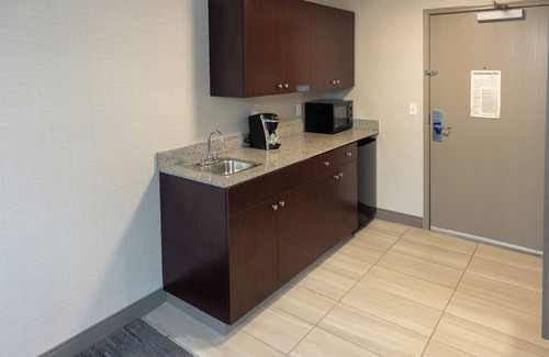 Wichita Hotel | Holiday Inn Express & Suites Wichita Airport by IHG