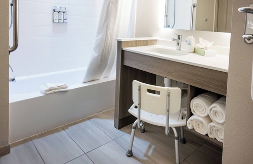 Wichita Hotel | Holiday Inn Express & Suites Wichita Airport by IHG