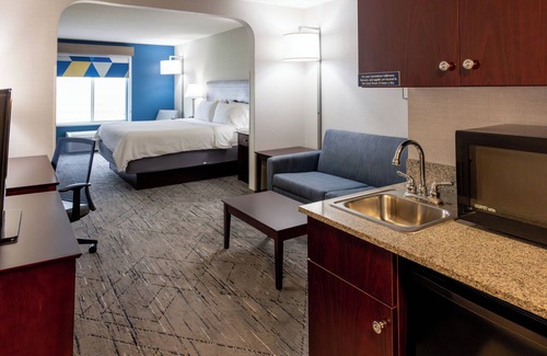 Wichita Hotel | Holiday Inn Express & Suites Wichita Airport by IHG