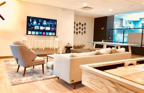 Rampart Village Apartment | Hollywood Studio with Pool, Parking and Gym