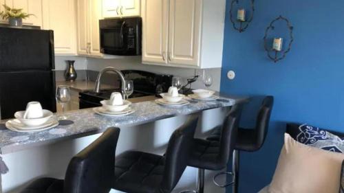 Rampart Village Apartment | Hollywood Studio with Pool, Parking and Gym