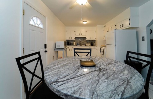 Goldsboro House | Home away from Home-Conveniently located in a quiet place