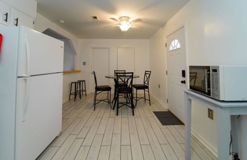 Goldsboro House | Home away from Home-Conveniently located in a quiet place