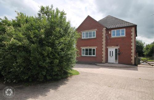 Forsbrook House | Home with HotTub near AltonTowers & Waterworld sot
