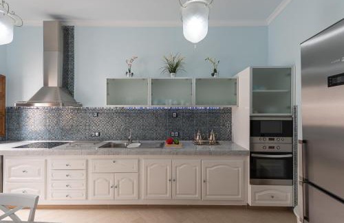 Casco Historico de Arucas Apartment | HomeForGuest NEW Duplex with Rooftop next to Arucas Cathedral