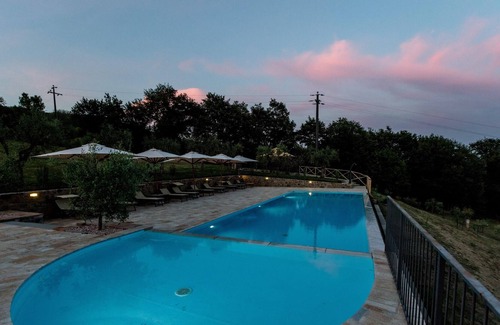 Umbertide Villa | Homerez - Large villa for 16 pers. with pool, garden and terrace in Perugia