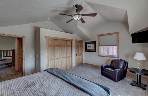 Lead Ski Chalet | Homesteak 3 BR Chalet at Terry Peak with Outdoor Hot Tub - Sleeps 14