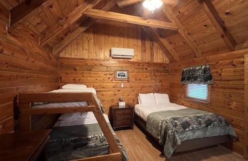 Gatlinburg - Pigeon Forge Ski Chalet | Homey Cabin with Mountain Views