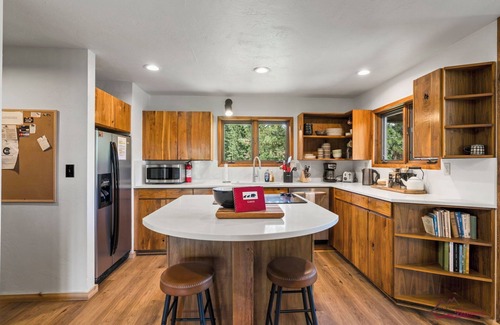Los Ranchitos Estates House | Hot Tub, 3 Min to Skiing, Incredible Deck/Views!