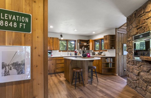 Los Ranchitos Estates House | Hot Tub, 3 Min to Skiing, Incredible Deck/Views!