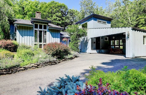 Woodstock House | HOT TUB w/POOL, STREAM on 7 Acres, JUST 2 MINUTES FROM TOWN
