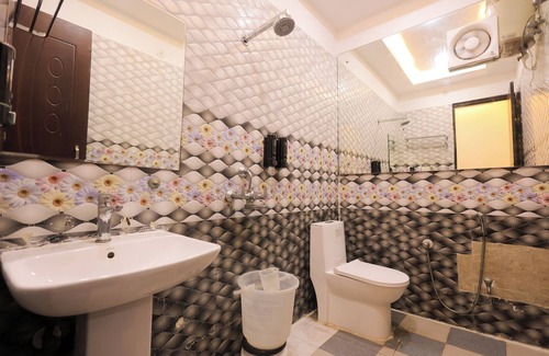 Vrindavan Hotel | Hotel Mango Tree, Vrindavan