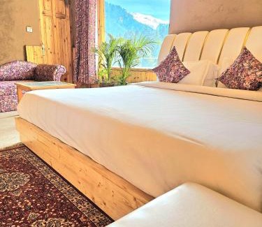 Manali Hotel | Hotel Old Manali-Mountain View, Balcony, Garden, Pet Friendly, Parking