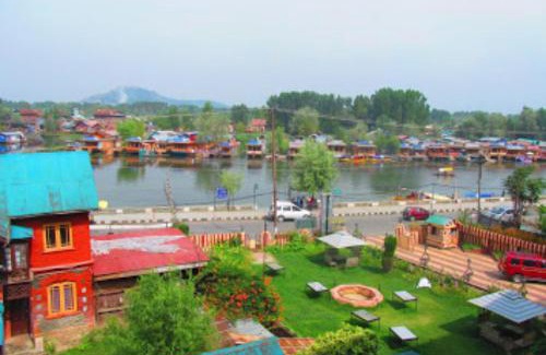 Dal Lake Hotel | Hotel shah abbas