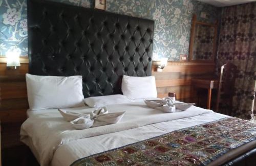 Dal Lake Hotel | Hotel shah abbas