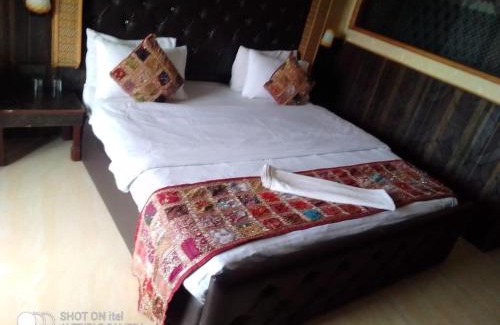 Dal Lake Hotel | Hotel shah abbas