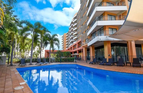 Darwin City Centre Apartment | Hotel Suite Sunset View Pool Balcony Office