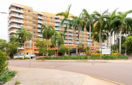 Darwin City Centre Apartment | Hotel Suite Sunset View Pool Balcony Office