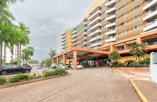 Darwin City Centre Apartment | Hotel Suite Sunset View Pool Balcony Office