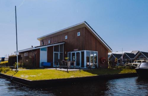 Municipality of Uitgeest House | House by Uitgeestermeer with Garden