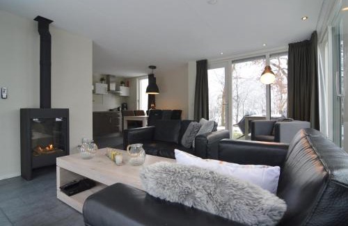 Reutum House | House in Reutum with Jacuzzi & Forest View