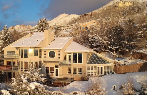 Salt Lake City House | House of Setting Sun! Views-HotTub-30min to ski-10min to SLC-Super Cool Design!