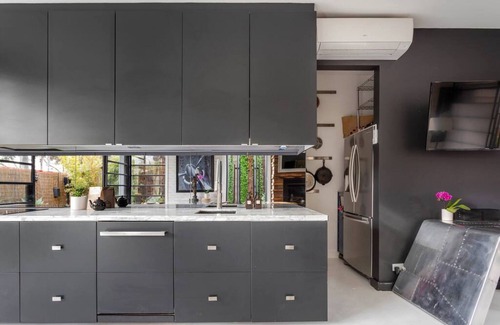 Windsor Apartment | House of Windsor by Ready Set Stay - Kings Domain - Fully Fenced and WIFI