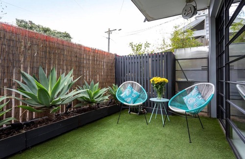 Windsor Apartment | House of Windsor by Ready Set Stay - Kings Domain - Fully Fenced and WIFI