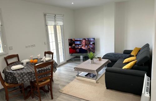 Le Thillay Apartment | House with terrace près de l'Aéroport RoissyCDG - Tour Eiffel - Champs Elysée - Paris - Aéroville centre commercial - Parc Astérix - Disneyland Paris - Mer de sable - Châteaux de Chantilly et Ecouen - Parc des expositions Villepinte - Le Bourget