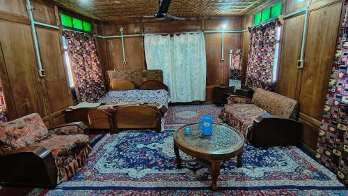 Srinagar Hotel | Houseboat Karima palace