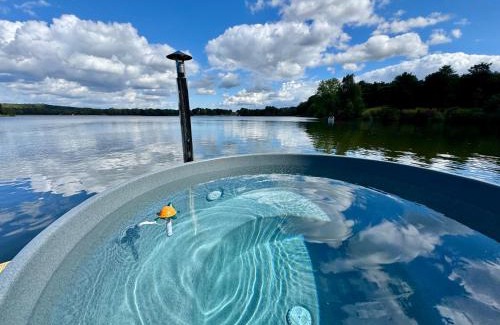 Middelaar Ski Chalet | Houseboat Marina Mookerplas 4-6 persons with Hottub