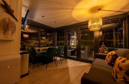 Middelaar Ski Chalet | Houseboat Marina Mookerplas 4-6 persons with Hottub