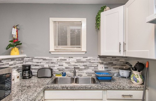 Park Place Apartment | HTX Spacious Apt Parking Near Dtown NRG