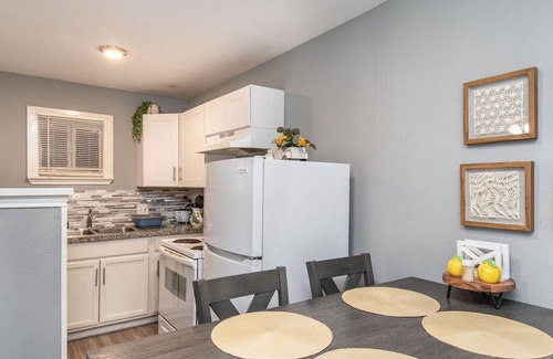 Park Place Apartment | HTX Spacious Apt Parking Near Dtown NRG