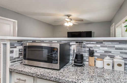 Park Place Apartment | HTX Spacious Apt Parking Near Dtown NRG