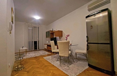 Bacvice Apartment | Immaculate Apartment in Center City With Parking
