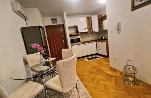 Bacvice Apartment | Immaculate Apartment in Center City With Parking