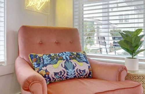 Thunderbolt Cottage | In The Pink - Sassy Cottage 5 min to SAV