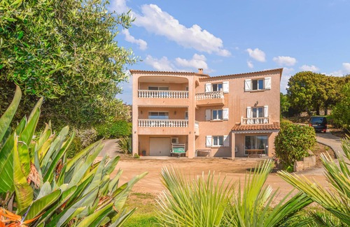 Bastelicaccia Apartment | In this vacation apartment with a magnificent sea panorama, the vacation becomes a pleasure.