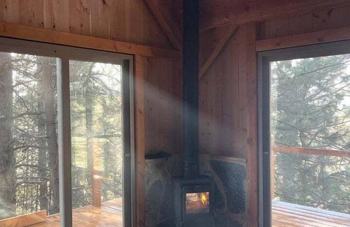 Moscow House | Incredible Timber Tree House with Wood-Fired Hot Tub Nestled in the Trees for a Unique Romantic Getaway in Moscow, Idaho