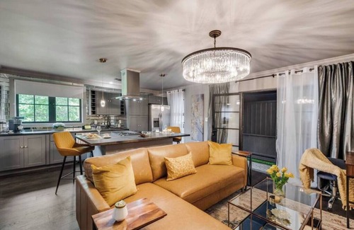 Peak's Suburban Addition Condo | Indulge in a luxury Dallas escape featuring a king-size luxury hybrid bed,, high-speed Wi-Fi, and an award-winning courtyard oasis. Steps from Deep Ellum, Lakewood, and downtown.
